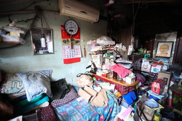 上海有幢“纸片楼”，墙面最窄20厘米，立繁华街口！走进居民家里，看到……