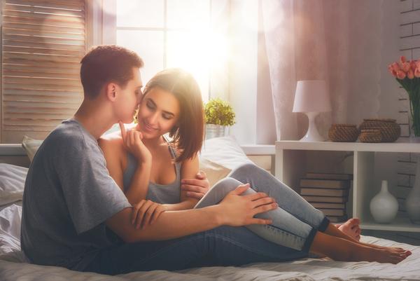 男女在卧室里做这4小事,健康长寿自然来!你在不在其中?