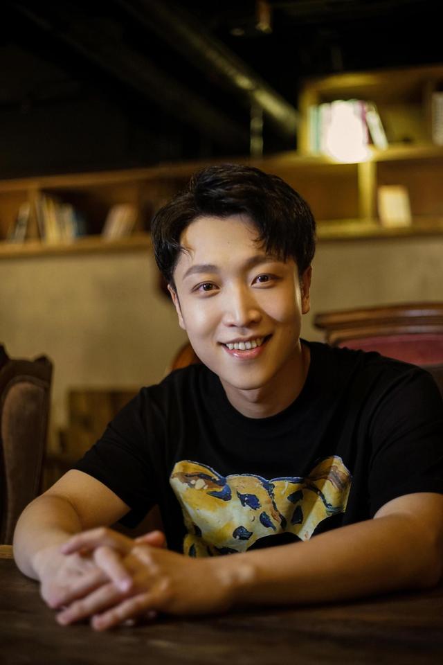 张海宇咖啡店大片曝光 帅气绽笑颜阳光有型