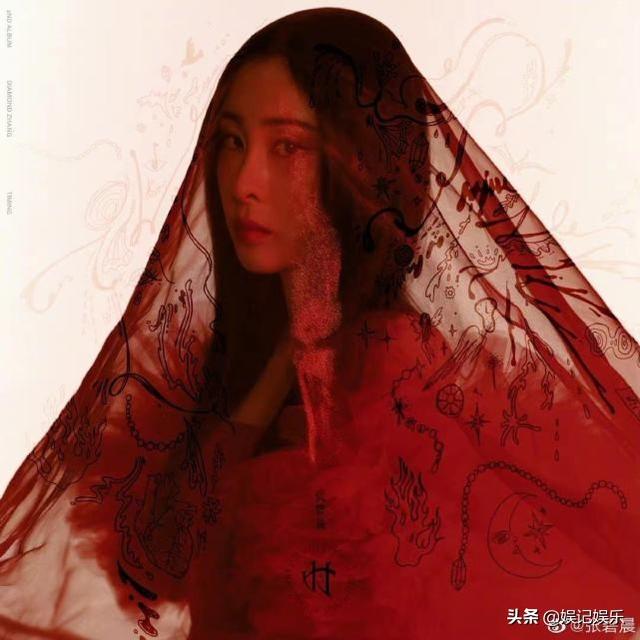 张碧晨晒照过白色巧克力节，疑隔空示爱华晨宇，细节太甜了