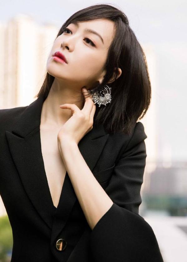 宋茜这次真的要走“男友”路线了!短裤运动鞋穿起,像个帅小伙