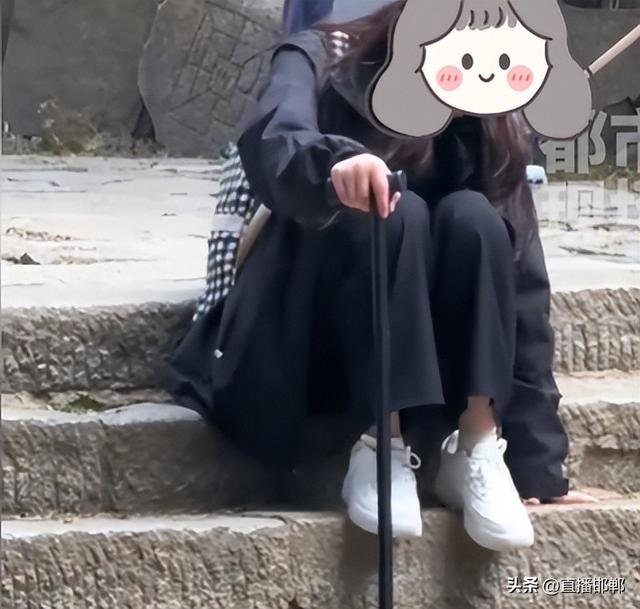 小姐姐爬泰山腿抖个不停,杵着拐杖坐台阶上捶腿,网友:“泰山会制服每一个嘴硬的人”