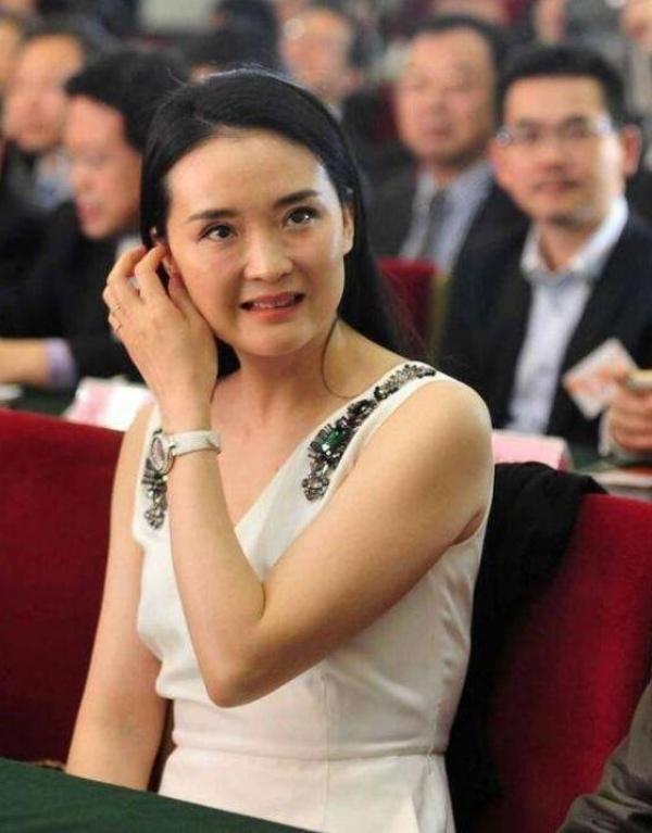 王艳终究是老了！高清镜头露真实状态，这才是45岁该有模样