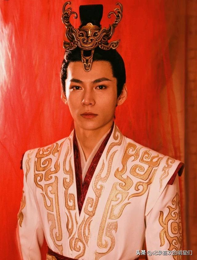 来看看阳光帅气迷人十足的舞蹈演员：秦天的精彩瞬间！