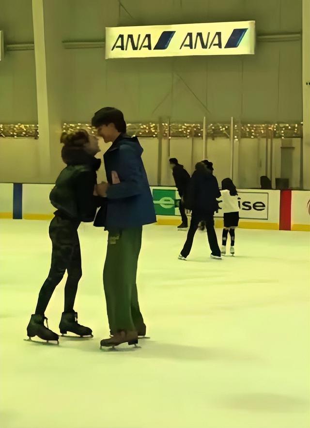 谷爱凌与男友滑冰亲吻，男方身份背景曝光，两人门当户对