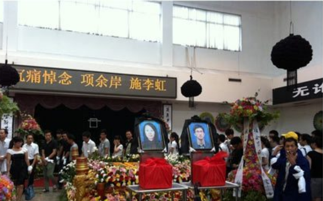 11年前,温州动车事故中失去父母幸存下来的小伊伊,如今怎么样了