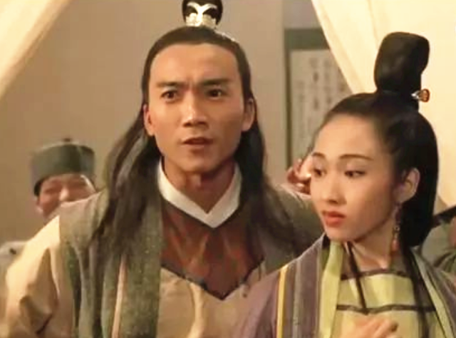 54岁邹兆龙内地拍戏，与女友人到小店吃肠粉接地气，妻儿定居国外