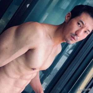 肌肉大叔(人夫感十足的韩国肌肉大叔，健美身材和成熟气质尽显魅力)