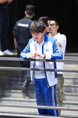 蓝白校服(彭昱畅董力张逸杰谢彬彬蓝白校服现身 阳光少年活力十足)