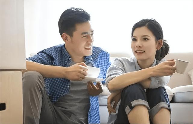 留守妇女与未婚男邻居的秘密情事：白天邻居，夜晚夫妻