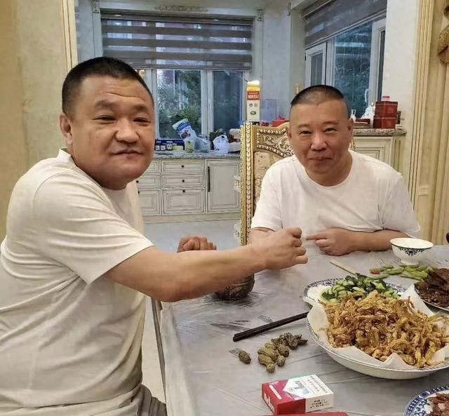郭德纲迎来53岁生日,众演员发文送祝福,德云社好久没这么热闹了