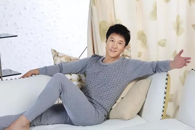 55岁蔡国庆：给痴呆母亲尽孝，养两个儿子，化解弟弟弟媳的矛盾