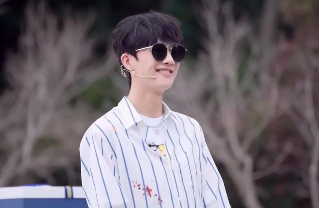 36岁的许嵩“铁树开花”，老粉纷纷送祝福，女友竟比他小14岁