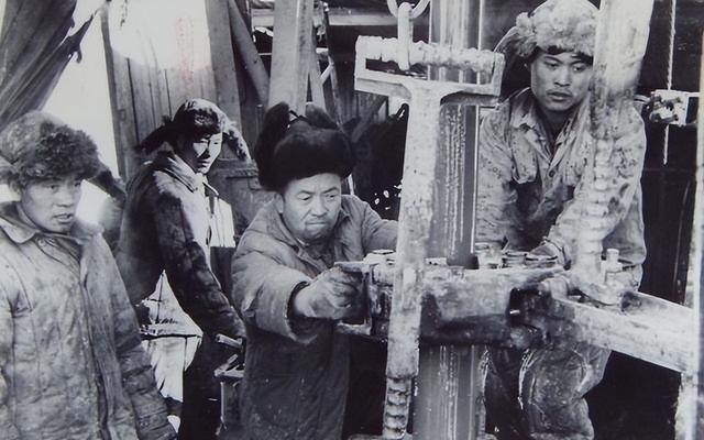 “铁人”王进喜47岁病逝，死后被葬入八宝山，5个子女现状如何？