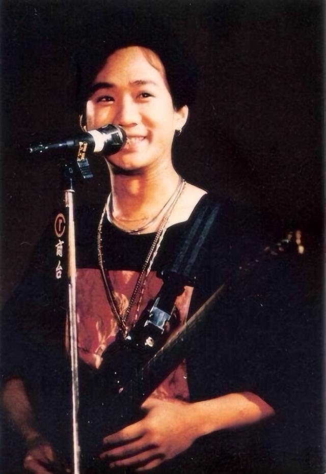 黄家驹唯一公开的女朋友，却被禁止出席葬礼，三十年过去终身不嫁