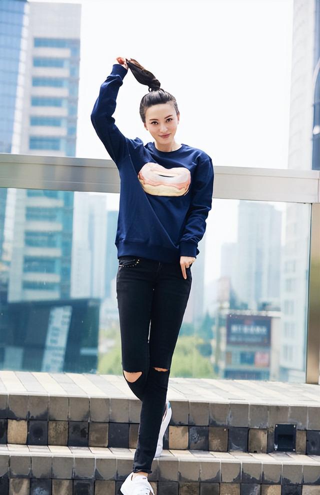 星途坎坷的薛之谦：高调与前妻复合，前女友爆料让他人设坍塌