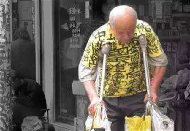 曾灶财：宣称拥有香港九龙主权，持续50年街头涂鸦，要求政府归还