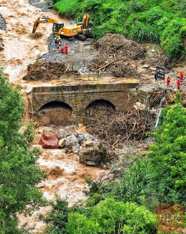 雅安汉源新华村大转移，救援人员在烂泥坡上搭起“人形阶梯”，现场直击