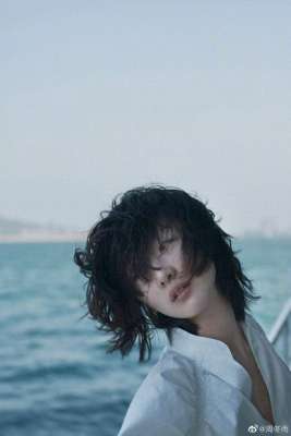 女明星图片大全(周冬雨海风照又纯又欲,13位女星近期扎堆海边比美,张萌却被嘲)