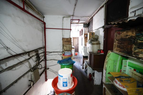 上海有幢“纸片楼”，墙面最窄20厘米，立繁华街口！走进居民家里，看到……