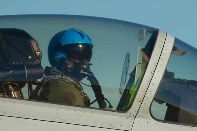 新春走基层|舰载机飞行学员的春节行囊:装满荣誉和温情