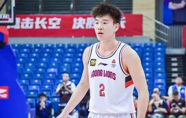 球员将女友装行李箱带进宿舍？球队通报