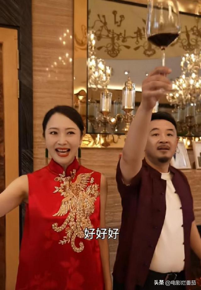黄海波高调庆锡婚，祝酒扬眉吐气，娇妻眼神拉丝，爱意藏不住了