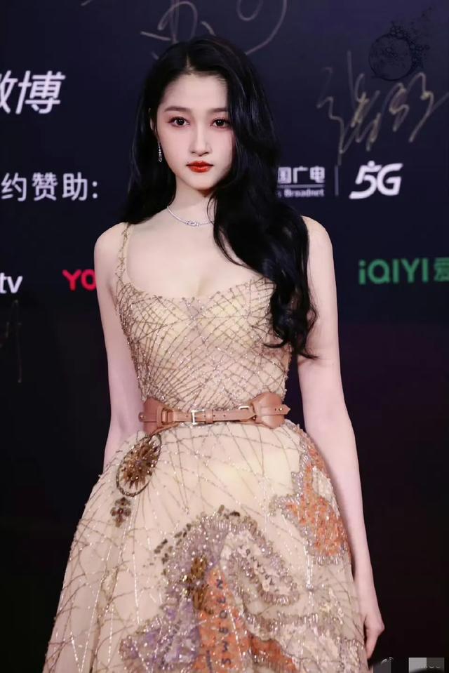 分手传闻引发热议！鹿晗关晓彤情感裂痕曝光内幕