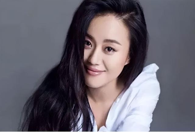 演员何翯:戏里土的掉渣,戏外嫁帅气初恋老公,一家三口其乐融融