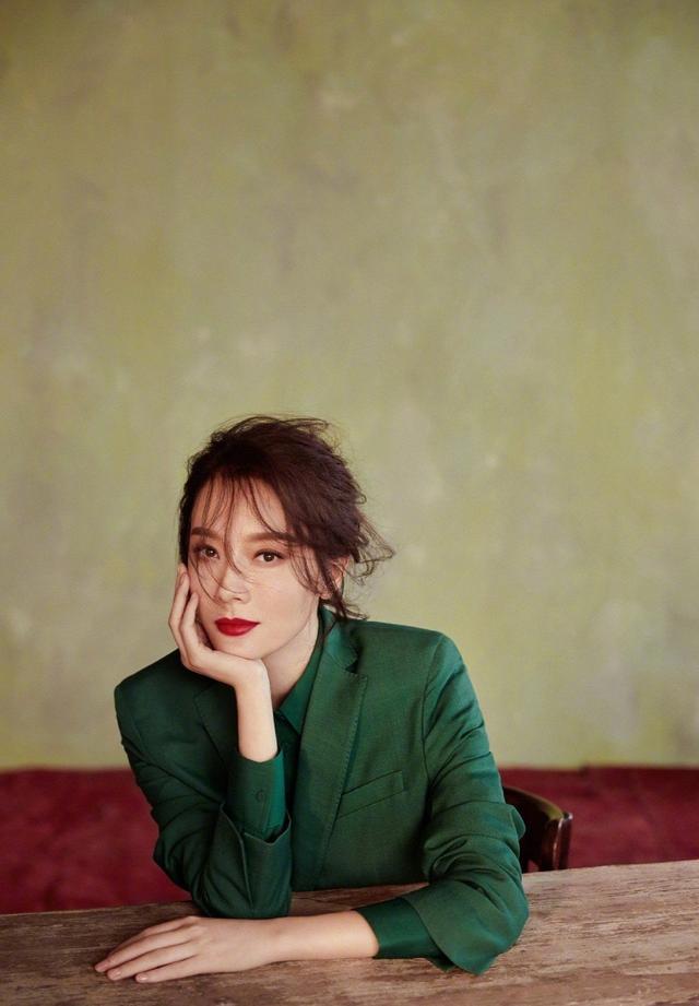 43岁陈数真大胆，穿真空西装隐隐露出事业线，傲人身材性感又优雅