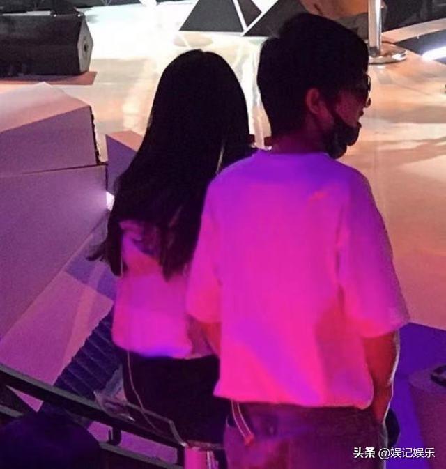 张碧晨晒照过白色巧克力节，疑隔空示爱华晨宇，细节太甜了