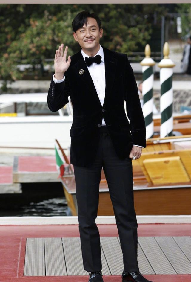 44岁张震穿黑西装走红毯，大长腿还有胸肌，卡地亚腕表太抢镜