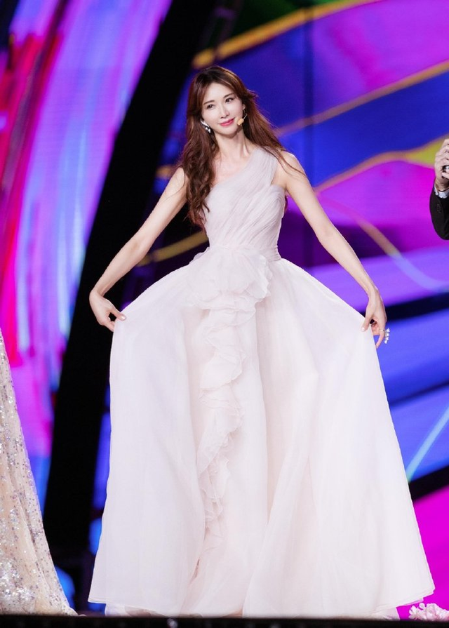 “林志玲”一把年纪还这么大胆，穿透视衣走机场，真不怕老公吃醋