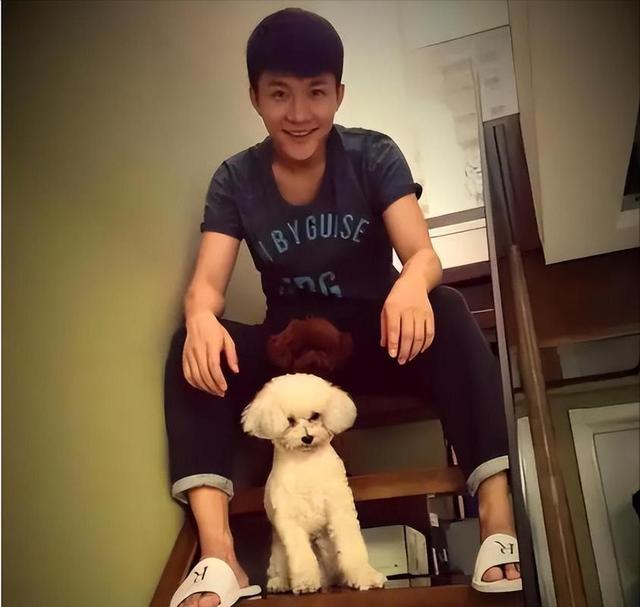 2015年，央视“最帅主持”边策坠楼身亡，真相可能不止那么简单