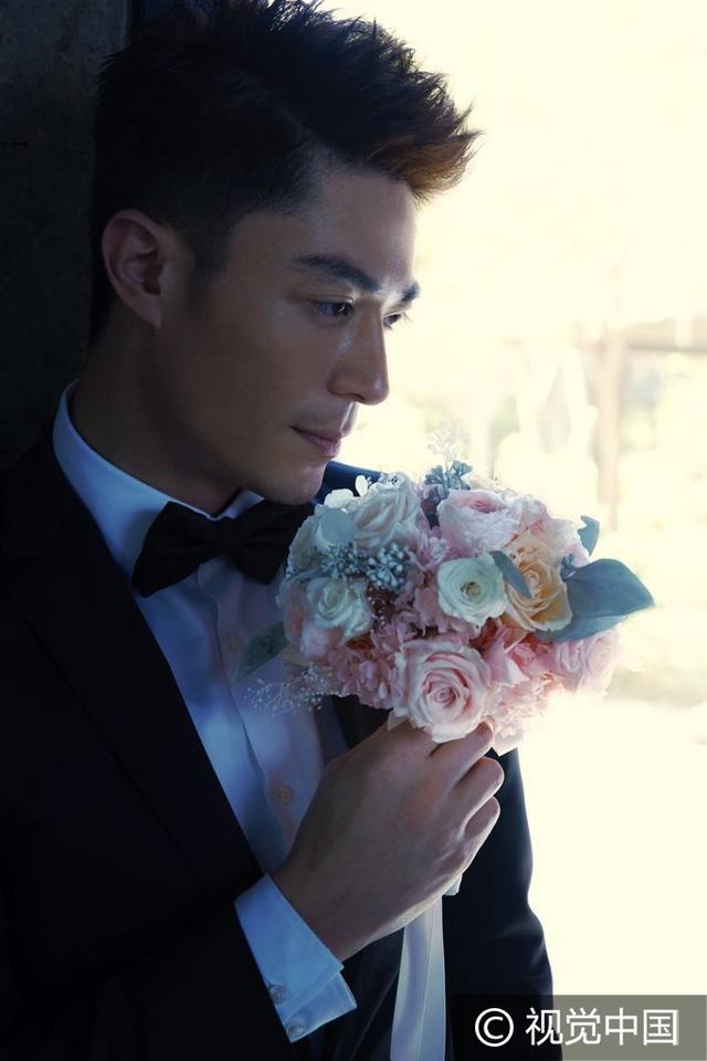 虐狗ing!霍建华、林心如婚纱照甜蜜依偎 十指紧扣满脸幸福