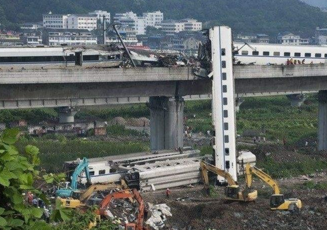 11年前,温州动车事故中失去父母幸存下来的小伊伊,如今怎么样了