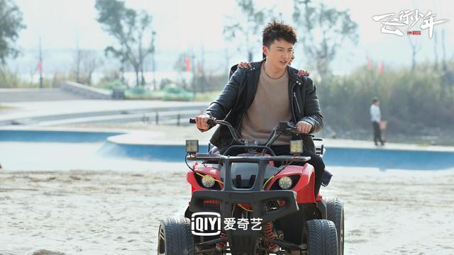 《飞行少年》曝光情感预告 上演空军式浪漫告白