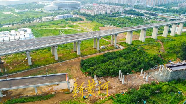 济莱高铁历城站东侧在建高架匝道,跨越邢村立交和高速路,直通经十路