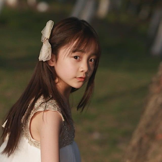 冯雪雅晒近照美得像个小天使，小姜生长大了美少女感十足