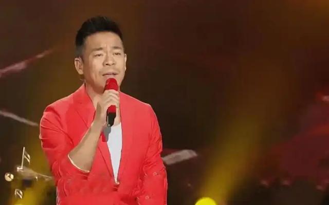 孙浩：26岁上春晚爆红，得罪杨坤20年不敢说话，56岁仍不婚不育