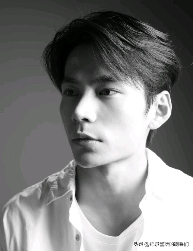 来看看阳光帅气迷人十足的舞蹈演员：秦天的精彩瞬间！