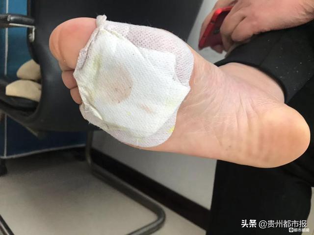 “啊~啊！我的JIO！”裸露钉子板摆人行道上一堆路人中招