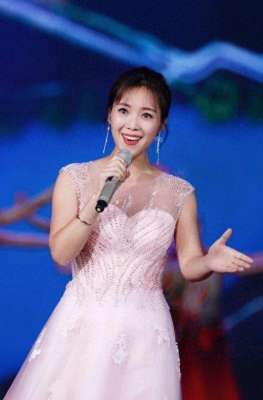 云朵中国好声音哪一期(与刀郎风波的三个月后，云朵隆重亮相，她可不只参加了两会)