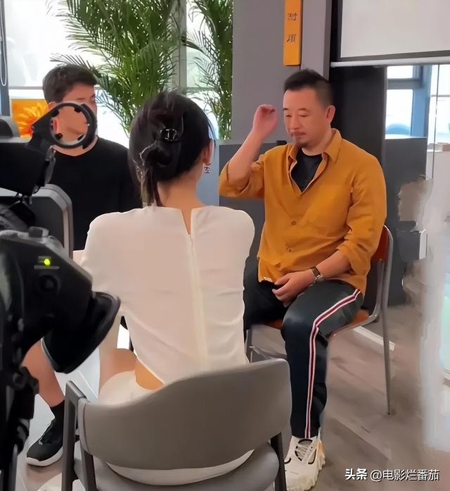 黄海波高调庆锡婚，祝酒扬眉吐气，娇妻眼神拉丝，爱意藏不住了