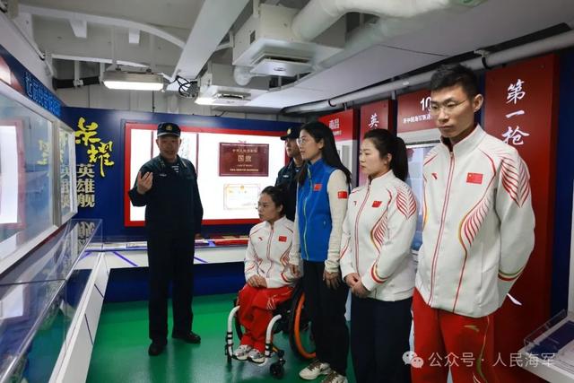 残奥会冠军登上海军舰艇，甲板秒变“追星现场”