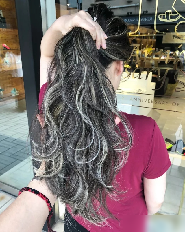 白发太多染黑显老气，试试这几种时尚发色吧，减龄显白又洋气