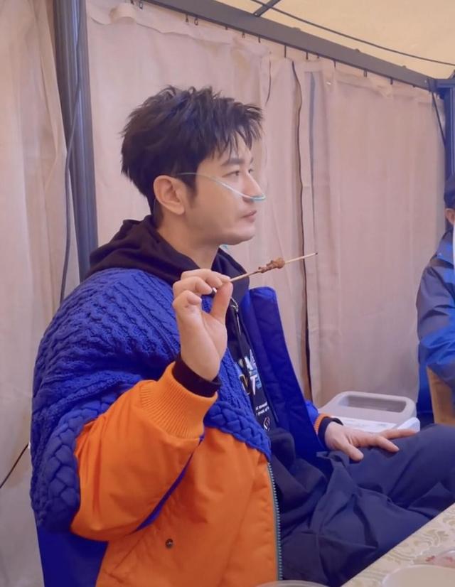 43岁黄晓明近况曝光，带着呼吸机吃烤串，网友留言很忧心