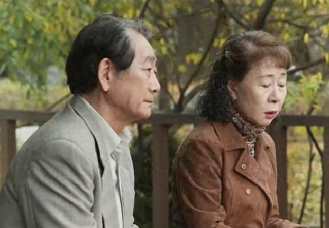 留守妇女与未婚男邻居的秘密情事：白天邻居，夜晚夫妻