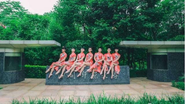 辣眼睛！看了这些男扮女装的妖娆毕业照，麻麻再也不想我毕业了！