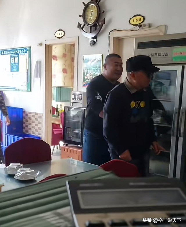 78岁李保田现身苍蝇小馆！上二楼毫不费劲，已定居山东威海养老